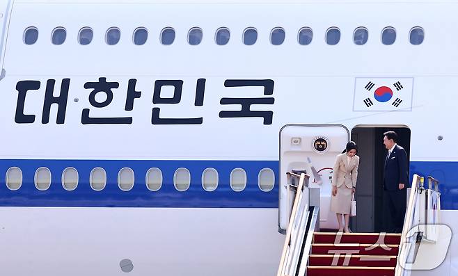 윤석열 대통령과 김건희 여사가 10일 오전 경기 성남시 서울공항에서 중앙아시아 3개국 순방을 위해 공군 1호기에 탑승하고 있다. 윤 대통령은 5박7일 일정으로 투르크메니스탄과 카자흐스탄, 우즈베키스탄을 국빈 방문해 에너지와 인프라, 핵심 광문 분야 등 협력을 논의할 계획이다. 2024.6.10/뉴스1 ⓒ News1 구윤성 기자