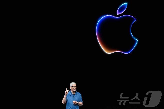 팀 쿡 애플 CEO가 10일(현지시각) 캘리포니아주 쿠퍼티노의 애플파크에서 열린 세계개발자회의(WWDC24)에서 애플의 AI 기능을 소개하고 있다. 2024.06.12 ⓒ AFP=뉴스1 ⓒ News1 우동명 기자