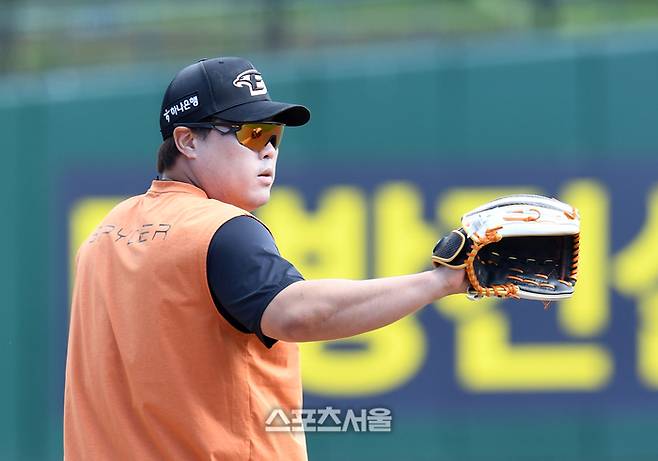 한화 이글스 류현진이 28일 대전 한화생명이글스파크에서 열리는 2024 KBO리그 롯데와 경기에 앞서 훈련을 하기 위해 그라운드로 나가고 있다. 2024. 5. 28.  대전 | 박진업 기자 upandup@sportsseoul.com