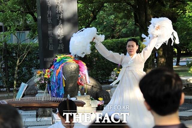 위령제에서 추모 춤 '넋을 위로하다'를 추고 있는 김영자 무용가. / 히로시마 = 나윤상 기자