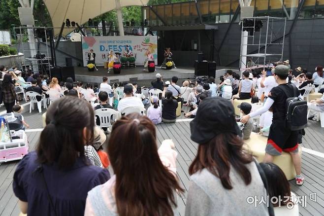 서울 대학로 마로니에공원에서 열린 거리공연 축제에서 시민들이 공연을 보고 있다. /문호남 기자 munonam@