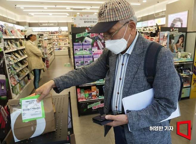 오인식 씨가 신도림역 근처에서 첫 배달 물건을 픽업하고 있다. 사진=허영한 기자 younghan@