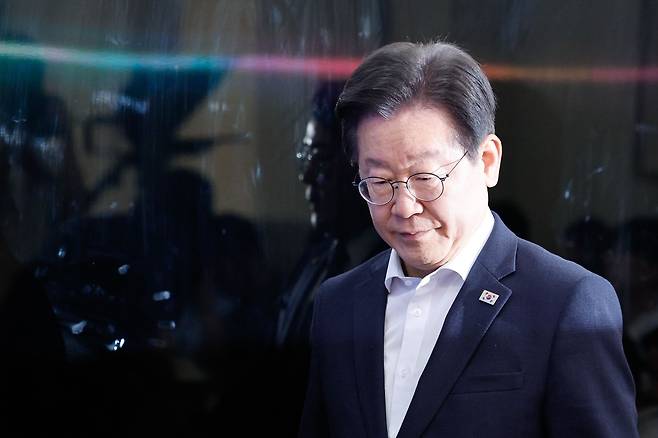 이재명 더불어민주당 대표가 12일 오전 서울 여의도 국회에서 열린 최고위원회의에 입장하고 있다. /뉴스1