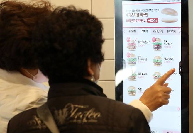 서울 종로구 롯데리아 동묘역점에서 어르신들이 키오스크 주문법을 배우고 있다.ⓒ뉴시스