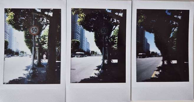 '인스탁스 미니99'로 도로 제한속도 표지판을 L+, 일반, D- 밝기로 각각 촬영한 결과물(왼쪽부터). 사진=구자윤 기자