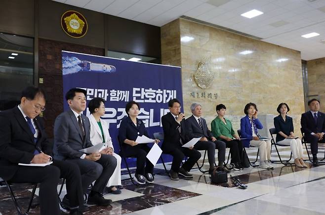 황운하(왼쪽 다섯 번째) 조국혁신당 원내대표가 지난 4일 오전 국회 로텐더홀에서 열린 의원총회에서 발언하고 있다. 뉴시스