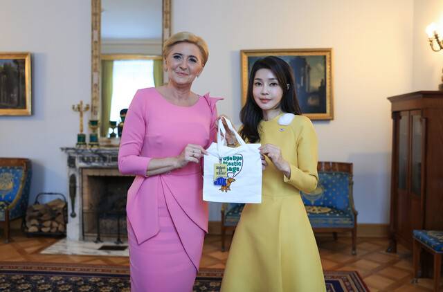 윤석열 대통령 부인 김건희 여사가 지난해 7월13일(현지시각) 폴란드 바르샤바의 영빈관인 벨베데르궁에서 안제이 두다 폴란드 대통령의 부인 아가타 코른하우저 두다 여사에게 바이바이 플라스틱 에코백과 부산엑스포 키링을 선물하고 있다. 연합뉴스