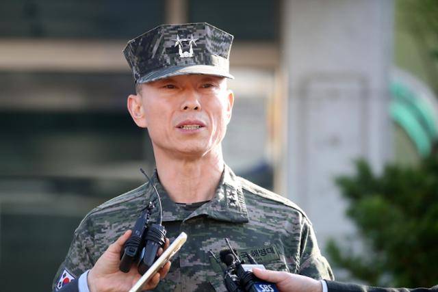 해병대 채 상병 순직 사건 관련 조사를 위해 지난달 13일 오전 경북경찰청 형사기동대에 피의자 신분으로 소환됐던 임성근 전 해병대 1사단장이 14일 오전 22시간이 넘는 조사를 마친 뒤 나서며 입장을 밝히고 있다. 뉴스1