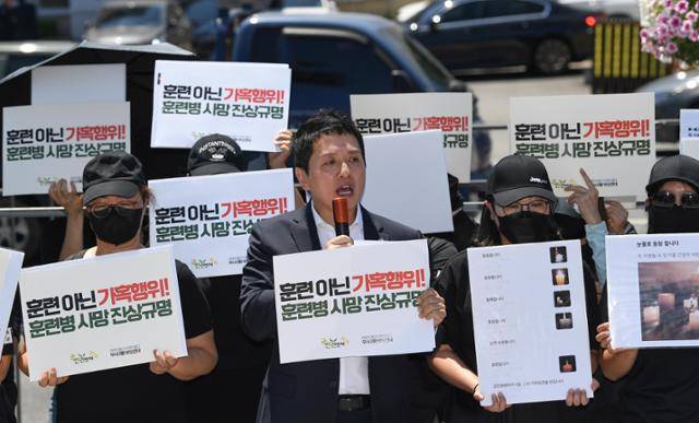 임태훈 군인권센터 소장이 4일 서울 용산구 국방부 앞에서 열린 '육군 12사단 훈련병 가혹행위 사망 사건 규탄 및 진상규명 촉구' 기자회견에서 발언하고 있다. 임은재 인턴기자