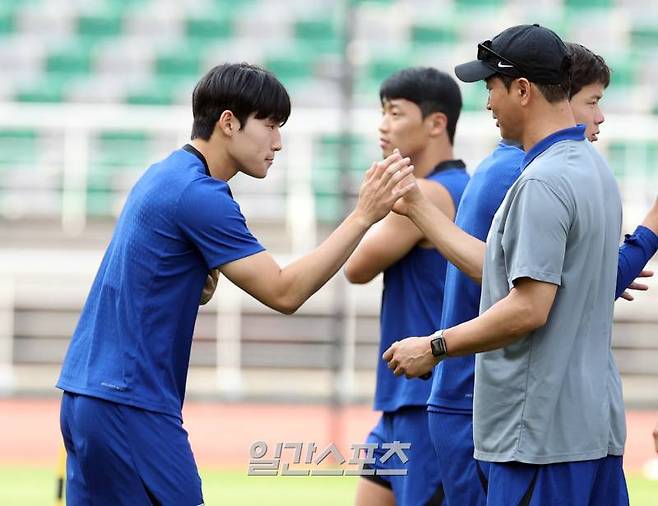 김도훈 임시 감독이 이끄는 한국 남자축구국가대표팀이 10일 오후 고양종합운동장에서 중국과의 2026북중미월드컵 아시아 예선을 하루 앞두고 훈련 했다. 훈련전 김도훈 감독이 배준호와 하이파이브 하고있다. 고양=정시종 기자 capa@edaily.co.kr /2024.06.10.