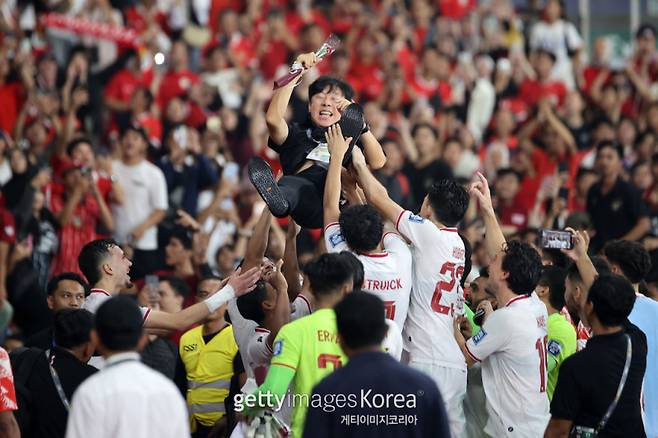 신태용 인도네시아 축구대표팀 감독이 11일 인도네시아의 2026 FIFA 북줌이 월드컵 최종예선 진출을 이끈 뒤 선수들로부터 헹가래를 받고 있다. 사진=게티이미지