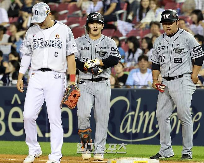 2024 KBO리그 프로야구 두산베어스와 한화이글스의 경기가 12일 오후 서울 잠실야구장에서 열렸다. 9회초 1사 1,3루 대타 문현빈이 스퀴즈번트를 성공한 후 1루에서 기뻐하고 있다. 잠실=김민규 기자 mgkim1@edaily.co.kr