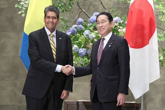 수랭걸 휩스 팔라우 대통령(왼쪽)이 6월 4일 도쿄 총리관저에서 기시다 후미오 일본 총리와 회담에 앞서 악수하는 모습. 사이버 공격과 관련, 휩스 대통령은 “중국이 이런 일을 하는 것은 불행한 일”이라며 “대만과 팔라우의 관계는 그 어느 때보다 굳건하다”고 말했다. AFP=연합뉴스