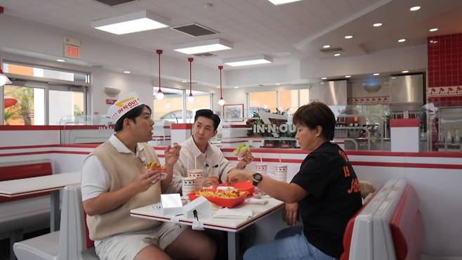 현대백화점에 제작에 참여한 예능 프로그램 '팝업상륙작전' 촬영 장면.