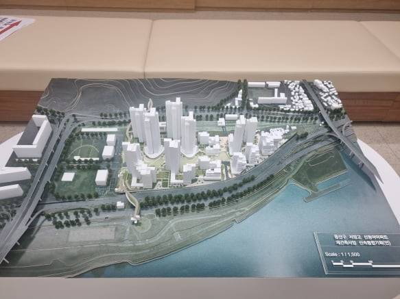 서울 용산구 서빙고동 온누리교회에 설치된 신동아아파트 신속통합기획안 모형. / 박진우 기자