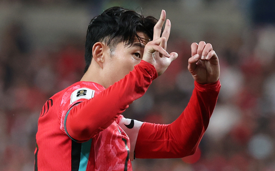 Korea captain Son Heung-min makes a ″3-0″ gesture with his hands after being booed during a World Cup qualifier against China at Seoul World Cup Stadium in western Seoul on Tuesday. [NEWS1]
