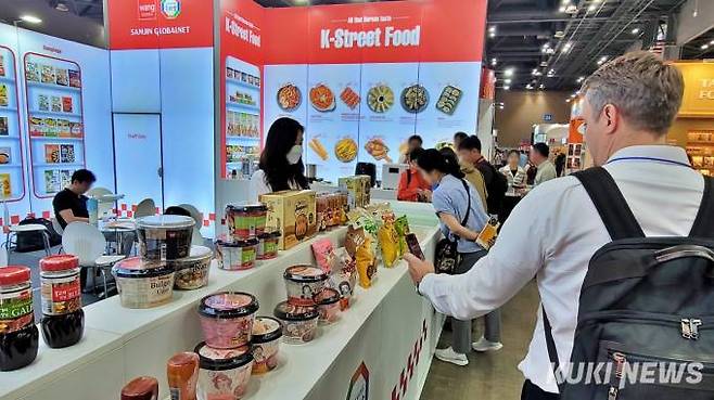 11일 일산 킨텍스에서 열린 ‘2024 서울국제식품산업대전’에서 한 외국인 바이어가 한식 제품을 촬영하고 있다. 사진=김건주 기자