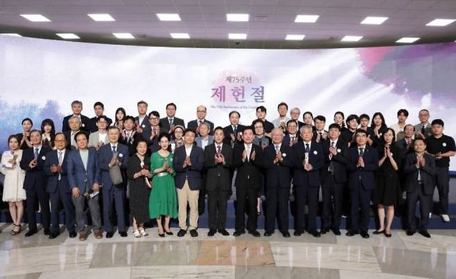 제75회 제헌절을 앞둔 지난해 7월 16일 국회를 찾아 김진표 국회의장과 오찬 간담회를 가진 제헌국회의원 유족회 회원들. 사진=제헌국회의원 유족회