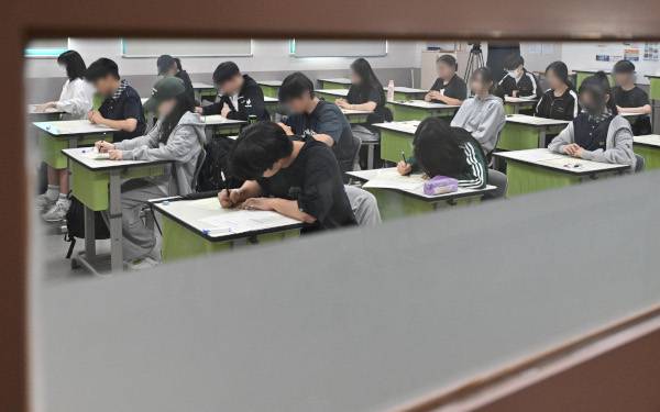 지난 4일 서울 송파구 한 고등학교에서 학생들이 한국교육과정평가원(평가원)의 2025학년도 대학수학능력시험 6월 모의평가를 치르고 있다. 이번 모의평가는 지난해 수능 이상으로 어려웠던 것으로 분석됐다. 사진공동취재단