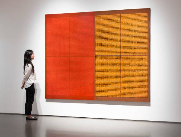 한 관람객이 최근 서울 종로구 갤러리현대에서 개막한 김기린 개인전 전시장에서 작품을 감상하고 있다. 재불화가인 김기린은 1970년 검은색 단색화를 처음 선보인 이후 단색의 캔버스에 무수히 작은 점을 찍어 채우는 작품을 지속해서 그려왔다. 점이 만들어내는 공명 때문에 그의 작품 세계는 ‘점으로 찍은 시’라는 평가를 받는다. 갤러리현대 제공