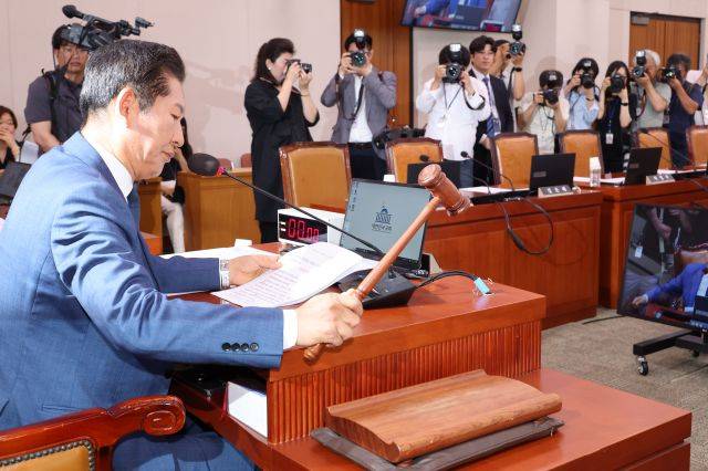 더불어민주당 소속 정청래 법제사법위원장이 12일 오후 국회에서 열린 법제사법위원회 전체회의에서 의사봉을 치고 있다. 국민의힘 위원들 자리가 텅 비어있다. 연합뉴스