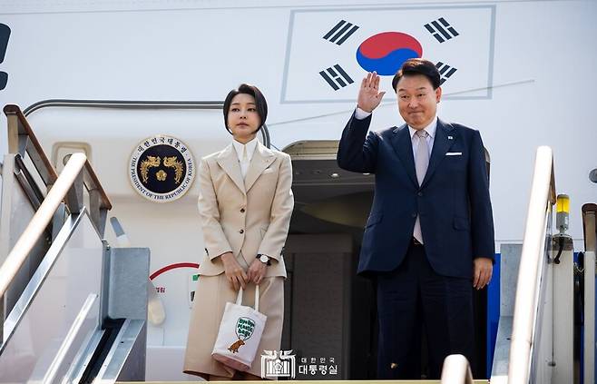 ▲윤석열 대통령과 김건희 여사가 6월10일 서울공항에서 전용기를 타고 있다. 사진=대통령실.