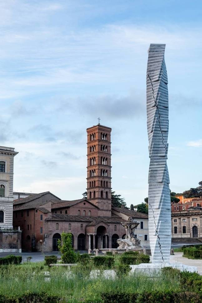 이탈리아 로마 진실의 입 광장에 설치된 박은선 작가의 대형 조각 작품. 높이 14m, 무게는 30톤에 달한다. [사진=주이탈리아 한국문화원]