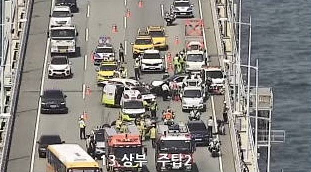 부산 광안대교 상판에서 4중 연쇄 추돌사고에 이어 도로 보수 작업차량까지 덮치는 사고가 발생했다. /사진=뉴시스