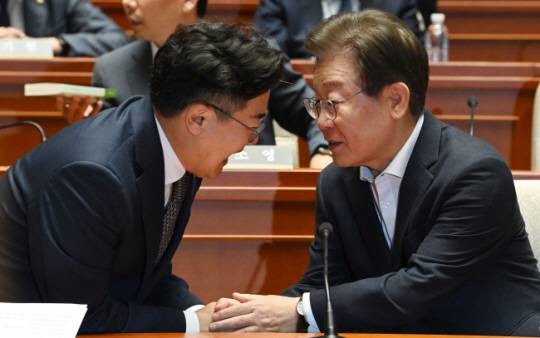 이재명(오른쪽) 더불어민주당 대표가 11일 오전 국회에서 열린 의원총회에서 박찬대 원내대표와 손을 잡고 이야기를 나누고 있다. 곽성호 기자