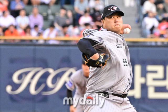 2024년 6월 12일 서울 잠실야구장에서 진행된 '2024 신한 SOL 뱅크 KBO 리그' 한화-두산의 경기.한화 선발 류현진이 역투를 펼치고 있다./잠실=곽경훈 기자 kphoto@mydaily.co.kr