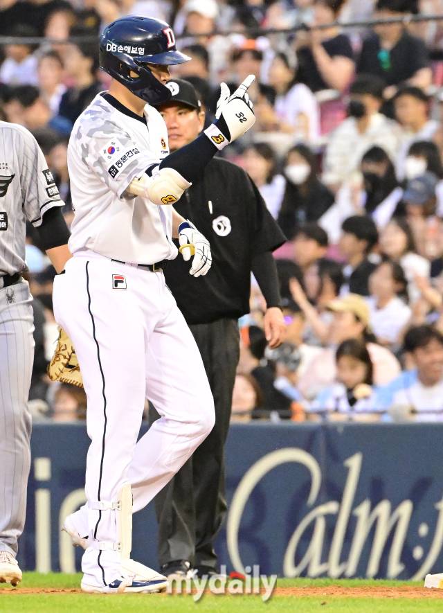 2024년 6월 12일 서울 잠실야구장에서 진행된 '2024 신한 SOL 뱅크 KBO 리그' 한화-두산의 경기.두산 김재환이 4회말 류현진을 상대로 안타를 때린 뒤 세리머니를 펼치고 있다./잠실=곽경훈 기자 kphoto@mydaily.co.kr