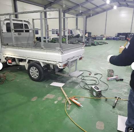 자동차관리법 위반으로 검찰에 송치된 양모씨가 라보 차량을 개조하고 있는 사진. [유튜브 캡처]