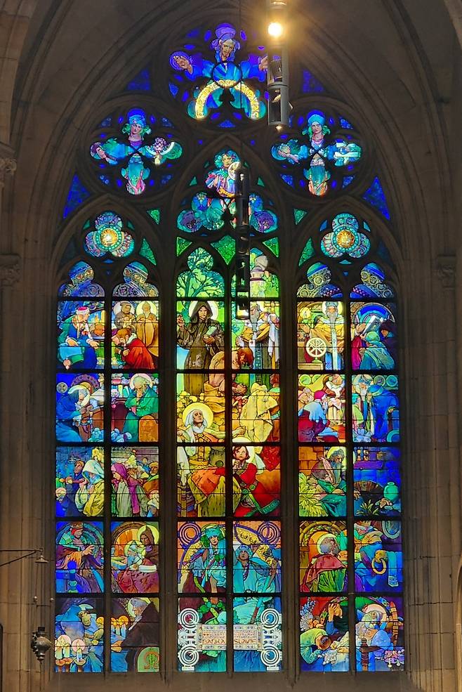 대성당 내 무하의 스테인드글라스 작품