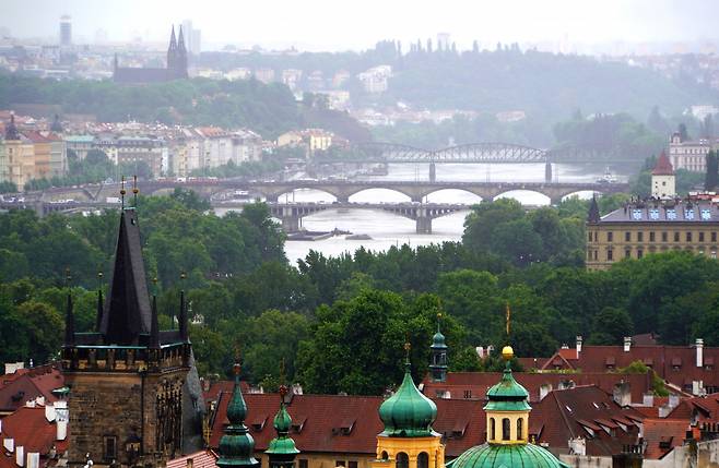 가랑비가 오던 5월말, 로비코비츠성 테라스에서 촬영한 프라하 풍경