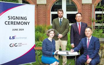 이상호(앞줄 오른쪽) LS에코에너지 대표와 아멜리아 헤닝(앞줄 왼쪽) GIG CEO 등 양사 관계자가 11일(현지시간) 영국 런던시 GIG 본사에서 해저케이블 사업 부지 임대를 위한 우선협상권을 확보한 후 기념촬영을 하고 있다. [LS전선 제공]