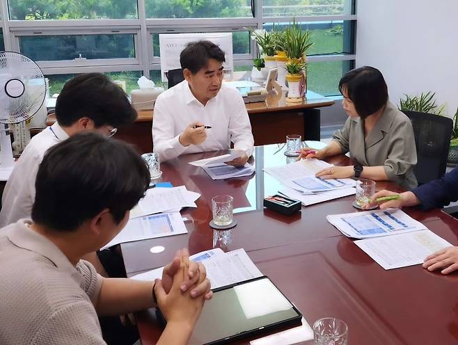 이성권 의원(가운데)이 지난 11일 국회 의원회관 사무실에서 부산시 도시정비과·건축정책과 직원들과 회의를 진행하고 있다. [사진=이성권 의원실]