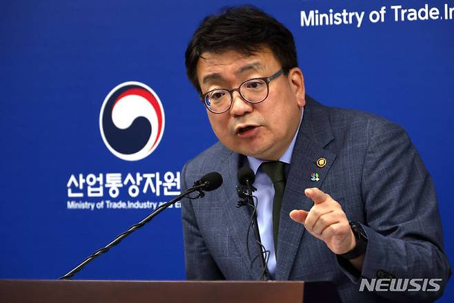 [세종=뉴시스] 강종민 기자 = 최남호 산업통상자원부 2차관이 10일 세종시 정부세종청사에서 동해 심해 가스전 개발 관련 브리핑을 하고 있다. 최 차관은 다른 전문가들도 성공률이 20%면 충분히 시추할만 하다고 평가했다고 밝혔다. 2024.06.10. ppkjm@newsis.com