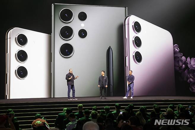 [샌프란시스코=뉴시스]크리스티아노 아몬 퀄컴 CEO(왼쪽)과 노태문 삼성전자 MX사업부장(가운데), 히로시 록하이머 구글 수석부사장이 1일(현지시간) 미국 샌프란시스코 머소닉 오디토리움에서 열린 '갤럭시 언팩 2023'에서 3사 협업을 발표하고 있다. (사진=삼성전자 제공)