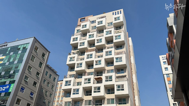 쌍방울그룹이 안부수 회장 측에 제공한 것으로 알려진 서울시 송파구 거여동 소재 주거용 오피스텔. 이곳의 시세는 매매가 기준 4억여 원, 전세가 기준으로는 3억여 원이다. 쌍방울 임원 A씨에 따르면 쌍방울은 이곳을 차명으로 "보증금 2천만 원, 월세 150만 원"에 계약했다.&nbsp;&nbsp;