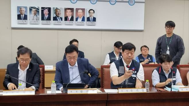 최저임금위원회 사용자위원(왼쪽)과 근로자위원(오른쪽)들이 지난 5월 21일 정부세종청사에서 제1차 전원회의를 진행하는 모습. 김민재 기자