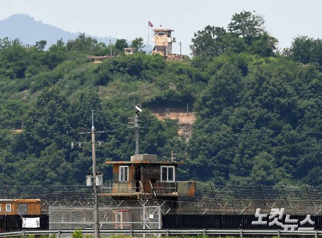 정부가 남북간 상호신뢰가 회복될 때까지를 기한으로 9.19 군사합의를 완전 효력정지를 결정하면서 과거의 첨예한 군사적 대치 상태로 돌아간 가운데 5일 오전 경기 파주시 접경지역에서 바라본 우리 군 초소와 북한 초소가 마주보고 있다. 황진환 기자