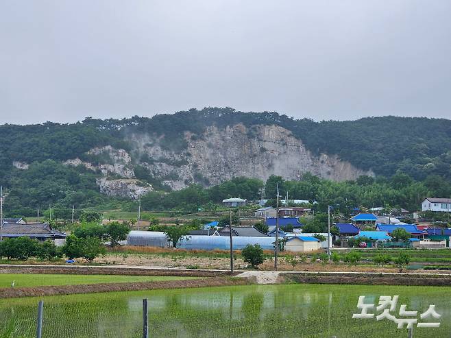 무너져 내린 부안군의 한 석산 모습. 김대한 기자