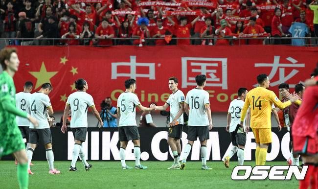 [OSEN=서울월드컵경기장, 이대선 기자] 중국이 예고했던 놀랄 일은 없었다. 한국이 무난하게 중국을 잡아내며 '공한증'&nbsp;역사를 이어갔다.김도훈 임시 감독이 이끄는 대한민국 축구대표팀은 11일 오후 8시 서울월드컵경기장에서 열린 2026 국제축구연맹(FIFA) 북중미 월드컵 아시아 2차 예선 C조 6차전에서 중국을 1-0으로 꺾었다.경기 종료 후 중국 선수들이 아쉬워하며 퇴장하고 있다. 2024.06.11 /sunday@osen.co.kr