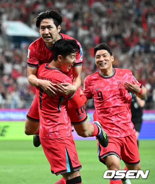[OSEN=서울월드컵경기장, 이대선 기자] 중국이 예고했던 놀랄 일은 없었다. 한국이 무난하게 중국을 잡아내며 '공한증'&nbsp;역사를 이어갔다.김도훈 임시 감독이 이끄는 대한민국 축구대표팀은 11일 오후 8시 서울월드컵경기장에서 열린 2026 국제축구연맹(FIFA) 북중미 월드컵 아시아 2차 예선 C조 6차전에서 중국을 1-0으로 꺾었다.후반 대한민국 이강인이 선제골을 성공시키고 손흥민과 환호하고 있다. 2024.06.11 /sunday@osen.co.kr