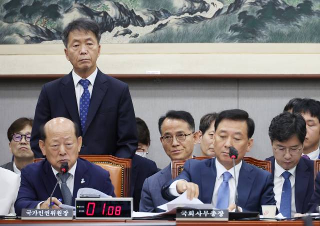 ▲송두환 국가인권위원장 뒤로 김용원 상임위원과 이충상 상임위원이 나란히 앉아있다. ⓒ연합뉴스