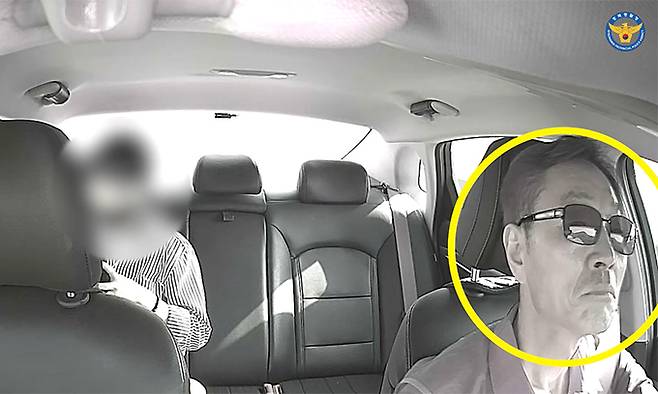 지난&nbsp;10일 택시기사 김상오씨가 보이스피싱 수거책으로 의심되는 승객을 관찰하고 있다. 경북경찰청 제공&nbsp;