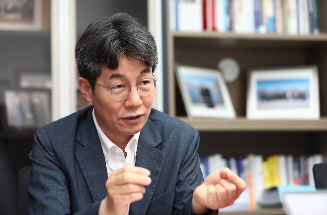 윤건영 더불어민주당 의원이 5월7일 오후 국회 의원회관에서 시사저널과 인터뷰를 하고 있다. Ⓒ박은숙 기자