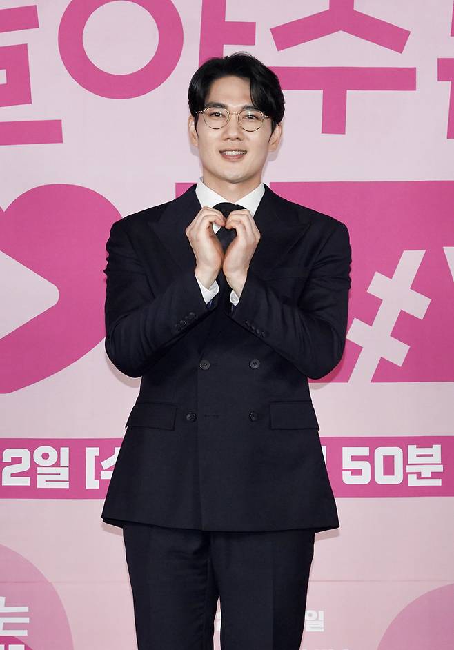 12일 오후 서울 신도림 라마다호텔 그랜드볼룸에서 열린 JTBC 새 수목극 ‘놀아주는 여자’에 참석한 배우 엄태구가 포즈를 취하고 있다. 사진 JTBC