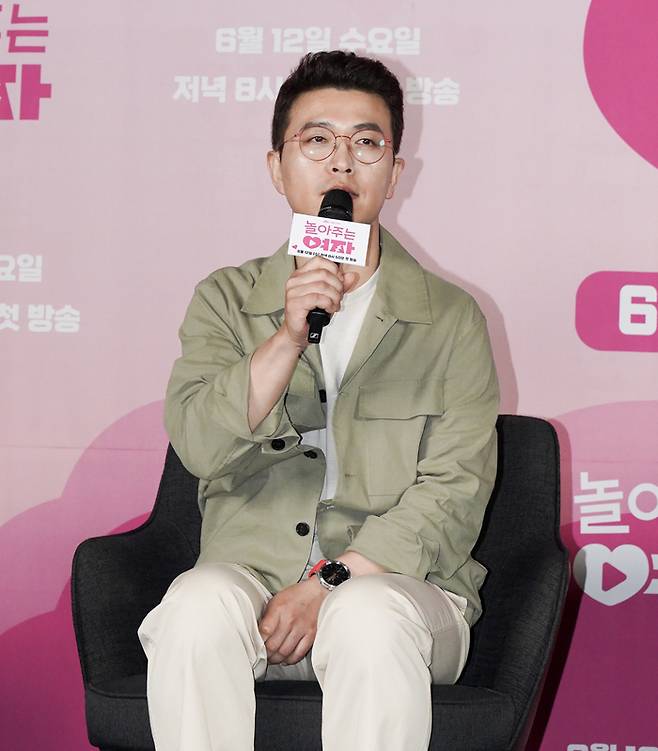 12일 오후 서울 신도림 라마다호텔 그랜드볼룸에서 열린 JTBC 새 수목극 ‘놀아주는 여자’에 참석한 연출자 김영환 감독이 발언하고 있다. 사진 JTBC