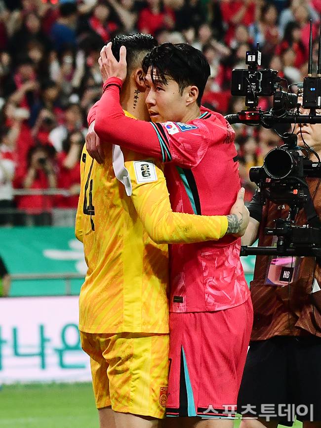 왕 다레이와 포옹을 나누는 손흥민 / 사진=권광일 기자